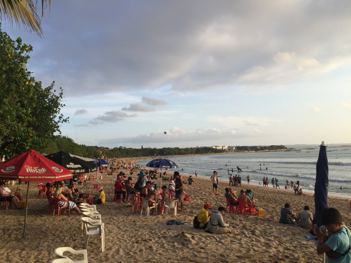 Kuta surfing